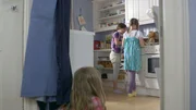 Lilly (Kaja Noor Baklund) und Agnes (Synne Asplund) backen Pfannkuchen. Lilly (Kaja Noor Baklund) und Agnes (Synne Asplund) backen Pfannkuchen.