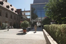 Das Augustinerkloster in Erfurt ist durch Luther weltber&uuml;hmt. Nach der Wende hat es einen modernen Anbau bekommen. Das ist einer der Lieblingsorte von &Auml;rztin Ursula Winker.