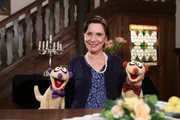 Die Gr&auml;fin von Undzu (Ute Willing) hat die beiden Erdm&auml;nnchen Jan und Henry als Butler f&uuml;r ein festliches Dinner angestellt.