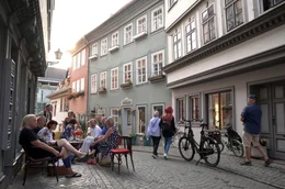 Auch der Kulturmanager und Kneipier Volker Nienstedt ist gekommen um zu bleiben. Der ehemalige Hamburger sitzt gern mit Freunden auf der weltber&uuml;hmten Kr&auml;merbr&uuml;cke. Die Menschen in Erfurt sind ihm ans Herz gewachsen.