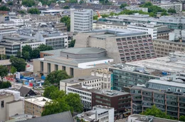 14 Jahre Warten. 14 Jahre Provisorium. Und jetzt soll es wirklich losgehen. Die Oper K&ouml;ln kehrt zur&uuml;ck in den Bau von Wilhelm Riphahn: raus aus dem vierten, etwas versch&auml;mten Interim, zur&uuml;ck in die Fu&szlig;g&auml;ngerzone. Eine Doku &uuml;ber Aufwand, Komplikationen und Emotionen eines Umzugs im laufenden Betrieb. - Luftaufnahme Oper in der K&ouml;lner Innenstadt (2019)
