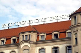 Die Schrift-Installation erinnert an den Besuch des Bundeskanzlers 1970 in Erfurt. Der Ruf der Erfurter &bdquo;Willi Brandt ans Fenster&ldquo; war ein wichtiger Meilenstein auf dem Weg zur Wende.