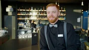 Von der Uniform des Soldaten zu der des Barkeepers in St. Pauli. Marvin kehrt nicht zurück in seine Heimat. Er findet ein neues Leben in der bunten Partywelt von Hamburg. Cocktails statt Knarre. Von der Uniform des Soldaten zu der des Barkeepers in St. Pauli. Marvin kehrt nicht zurück in seine Heimat. Er findet ein neues Leben in der bunten Partywelt von Hamburg. Cocktails statt Knarre.