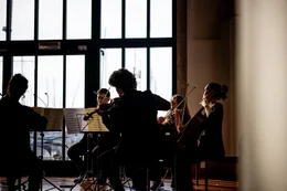 Die Wiener Symphoniker kehren zur&uuml;ck, um die historische Verbindung zwischen Wien und Triest zu feiern. Unter der Leitung von Petr Popelka wird das Orchester im Rahmen des Festivals Primavera da Vienna musikalische Fr&uuml;hlingsgr&uuml;&szlig;e &uuml;berbringen.