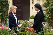 Frau Gassinger (Christiane Barwald, li.) erz&auml;hlt Schwester Hanna (Janina Hartwig) von den Problemen mit der Gemeinde.