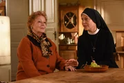 Schwester Hanna (Janina Hartwig, re.) woll Mathilde (Loni von Friedl) und Marianne wieder vers&ouml;hnen.