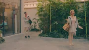 Lena (Jessica Lord, re.) steht zum ersten Mal im Hof der Ballettschule. Hier wird sie von nun an wohnen und ihre Ausbildung zur Tänzerin fortsetzen. Links steht Ines (Eubha Akilade). Lena (Jessica Lord, re.) steht zum ersten Mal im Hof der Ballettschule. Hier wird sie von nun an wohnen und ihre Ausbildung zur Tänzerin fortsetzen. Links steht Ines (Eubha Akilade).