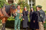 Richard ist froh, dass es sein Pferd wieder hat (v.li.: Johann Schuler, Emanuela von Frankenberg, Karin Gregorek, Janina Hartwig, Lars Westr&ouml;m).