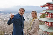 Die Lektorin Saskia Fährmann (Johanna Klante) hat an Bord den Bestseller-Autor Hendrik Claasen (Götz Otto) getroffen, der ein wichtiger Neuzugang für den Verlag wäre. Zusammen mit ihm begibt sie sich auf den Landausflug. Die Lektorin Saskia Fährmann (Johanna Klante) hat an Bord den Bestseller-Autor Hendrik Claasen (Götz Otto) getroffen, der ein wichtiger Neuzugang für den Verlag wäre. Zusammen mit ihm begibt sie sich auf den Landausflug.