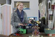 Rabe Rudi (Werner Knoedgen) staunt. Lena (Camille Dombrowsky) kann sogar Autos reparieren, obwohl sie blind ist! Rabe Rudi (Werner Knoedgen) staunt. Lena (Camille Dombrowsky) kann sogar Autos reparieren, obwohl sie blind ist!
