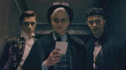 Die drei Zeitsammler: Clive (Luca Varsalona, li.), Frank (Seán Óg Cairns, Mi.) und Pinky (Lawrence Walker, re.) verfolgen Lena ins Jahr 2018. Sie suchen sie und ihr Amulett. Die drei Zeitsammler: Clive (Luca Varsalona, li.), Frank (Seán Óg Cairns, Mi.) und Pinky (Lawrence Walker, re.) verfolgen Lena ins Jahr 2018. Sie suchen sie und ihr Amulett.