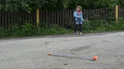 Dann findet Elsa (Maya Anna Hansen Frølich) einen Wirbelstab auf der Straße. Ob sie ihn behalten soll? Dann findet Elsa (Maya Anna Hansen Frølich) einen Wirbelstab auf der Straße. Ob sie ihn behalten soll?