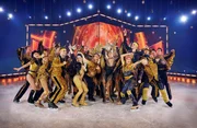 Die Crew von Holiday On Ice. Die Show heiflt diesmal ÑNo Limitsì, also Ñkeine Grenzenì. Die Crew von Holiday On Ice. Die Show heiflt diesmal ÑNo Limitsì, also Ñkeine Grenzenì.
