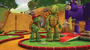 Herr Schildkröte erklärt Franklin das Minigolfen. Herr Schildkröte erklärt Franklin das Minigolfen.