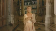 Lena (Jessica Lord) muss sich entscheiden: Mit dem Zeitreise-Anhänger könnte sie die Zeitsammler zurück ins Jahr 1905 schicken. Aber was passiert mit ihrem Freund Henri? Lena (Jessica Lord) muss sich entscheiden: Mit dem Zeitreise-Anhänger könnte sie die Zeitsammler zurück ins Jahr 1905 schicken. Aber was passiert mit ihrem Freund Henri?