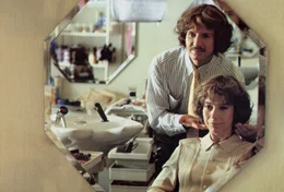 Martin Jacobson (Friseur Br&ouml;secke), Evelyn Hamann (Margarethe Tietze).