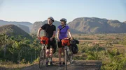 Im Valle de Viñales legen Lisa und Dominik ein paar Pausentage ein. Das Tal ist bekannt für seine charakteristischen, kegelförmigen Kalksteinhügel: die Mogoten. Im Valle de Viñales legen Lisa und Dominik ein paar Pausentage ein. Das Tal ist bekannt für seine charakteristischen, kegelförmigen Kalksteinhügel: die Mogoten.