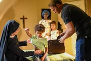Die Blutprobe muss noch untersucht werden (v.li.: Karin Gregorek, Refiloe Mohlamme, Joana Adu-Gyamfi, Lotanna Ogbughalu, Adrian Speilbauer). Die Blutprobe muss noch untersucht werden (v.li.: Karin Gregorek, Refiloe Mohlamme, Joana Adu-Gyamfi, Lotanna Ogbughalu, Adrian Speilbauer).