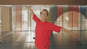 Lena (Jessica Lord) beginnt langsam die Welt von 2018 zu verstehen. Ihre neue Freundin Ines hat ihr moderne Kleidung geliehen, und auch die neuen Tanzstile begeistern sie. Lena (Jessica Lord) beginnt langsam die Welt von 2018 zu verstehen. Ihre neue Freundin Ines hat ihr moderne Kleidung geliehen, und auch die neuen Tanzstile begeistern sie.