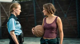 Vollzugsbeamtin Johnson (Susanne Wuest, l) meint es gut mit Lilith (Clara Vogt, r.).