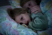 Von links: Lucy (Carlotta von Falkenhayn) genießt die Nähe von Vanessa (Stephanie Amarell). Von links: Lucy (Carlotta von Falkenhayn) genießt die Nähe von Vanessa (Stephanie Amarell).
