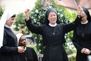 Felicitas (Karin Gregorek) hat mit einem Kreuzwortr&auml;tsel ein Tablet gewonnen und freut sich riesig.