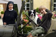 Sabina Voss kommt mit Benni im Kloster an. Sie ist verzweifelt, weil sie verdächtigt wird ihren Sohn zu schlagen (v.li.: Janina Hartwig, Lennox Pötzl). Sabina Voss kommt mit Benni im Kloster an. Sie ist verzweifelt, weil sie verdächtigt wird ihren Sohn zu schlagen (v.li.: Janina Hartwig, Lennox Pötzl).