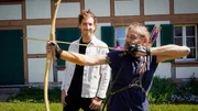 Reporter Spezial &ndash; Donat auf Achse: Von Kindheitstraumas, ESC-Stars und Raubkunst, Folge 5. Donat (l.) und Chrigu (r.), der als Hobby Pfeilbogen schiesst.