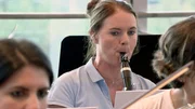 Flugbegleiterin Susanne spielt Klarinette im Lufthansa Orchester. Flugbegleiterin Susanne spielt Klarinette im Lufthansa Orchester.