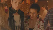 Max (Rory J. Saper) stellt seiner Tante Isabella (Lorie Baghdassarian, re.) seine neue Mitschülerin Lena (Jessica Lord, li.) vor. Max (Rory J. Saper) stellt seiner Tante Isabella (Lorie Baghdassarian, re.) seine neue Mitschülerin Lena (Jessica Lord, li.) vor.