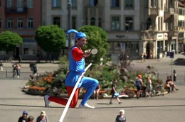Till Eulenspiegel h&auml;lt dem Prozess der Deutschen Einheit symbolisch einen Spiegel vor. Die historische Figur geh&ouml;rt seit dem Mittelalter zur Erfurter Stadtgeschichte. F&uuml;r die Dreharbeiten haben die &bdquo;Hochseilartisten Geschwister Weisheit&ldquo; die Rolle &uuml;bernommen.