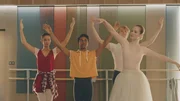 Thea (Hannah Dodd, re.) übernimmt die Rolle der Fee von Lena. Sie beherrscht sie perfekt. Im Hintergrund tanzen Ines (Eubha Akilade, li.), Dash (Hiran Abeysekera, Mi.) und Jeff (Castle Rock Peters, re.). Thea (Hannah Dodd, re.) übernimmt die Rolle der Fee von Lena. Sie beherrscht sie perfekt. Im Hintergrund tanzen Ines (Eubha Akilade, li.), Dash (Hiran Abeysekera, Mi.) und Jeff (Castle Rock Peters, re.).