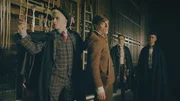 Die Zeitsammler Frank (li. Seán Óg Cairns), Clive (3.v.l. Luca Varsalona) und Pinky (re. Lawrence Walker) haben Lenas Freund Henri (2.v.l. Christy O'Donnell) ins Jahr 2018 entführt. Sie hoffen, dass er sie zu Lena führt. Die Zeitsammler Frank (li. Seán Óg Cairns), Clive (3.v.l. Luca Varsalona) und Pinky (re. Lawrence Walker) haben Lenas Freund Henri (2.v.l. Christy O'Donnell) ins Jahr 2018 entführt. Sie hoffen, dass er sie zu Lena führt.