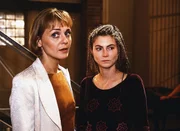 Mona (Anja Beatrice Kaul, li.) ist froh, da&szlig; Jule (Anke R&auml;hm) den k&ouml;rperlichen Entzug f&uuml;rs erste &uuml;berstanden hat. Sie beschlie&szlig;t, den Drogenhandel ganz einzustellen. Jule glaubt nicht an Monas Sinneswandel.