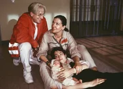 Walter (Katy Karrenbauer) und Richard Stern (Martin Semmelrogge) sind froh, dass das Baby von Susanne (Sheryl Shepard, vorne) heil auf die Welt gekommen ist. Walter (Katy Karrenbauer) und Richard Stern (Martin Semmelrogge) sind froh, dass das Baby von Susanne (Sheryl Shepard, vorne) heil auf die Welt gekommen ist.