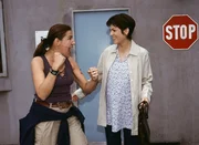 Walter (Katy Karrenbauer, li.) freut sich, dass sie mit Susanne (Cheryl Shepard) gemeinsam Hafturlaub hat. Walter (Katy Karrenbauer, li.) freut sich, dass sie mit Susanne (Cheryl Shepard) gemeinsam Hafturlaub hat.