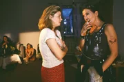 Walter (Katy Karrenbauer, re.) und Vivi (Annette Frier) haben sich lange nicht mehr gesehen, bei den Renovierungsarbeiten treffen sie sich wieder. Walter (Katy Karrenbauer, re.) und Vivi (Annette Frier) haben sich lange nicht mehr gesehen, bei den Renovierungsarbeiten treffen sie sich wieder.