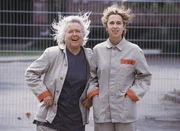 Mutz (Brigitte Renner, li.) und Katrin (Tanya Neufeldt) beobachten den herannahenden Helikopter, der Katrin zur Flucht verhelfen soll.