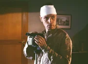 Gitting (Karl-Heinz von Liebezeit) merkt, daß jemand die Videokassette geklaut hat, die ihn mit Blondie beim Sex zeigt. Er nimmt an, daß Stein die Kassette an sich genommen hat. Gitting (Karl-Heinz von Liebezeit) merkt, daß jemand die Videokassette geklaut hat, die ihn mit Blondie beim Sex zeigt. Er nimmt an, daß Stein die Kassette an sich genommen hat.
