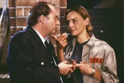 Kittler (Egon Hofmann) warnt Mona (Anja Beatrice Kaul, re.) vor Gittings Rache. Kittler (Egon Hofmann) warnt Mona (Anja Beatrice Kaul, re.) vor Gittings Rache.
