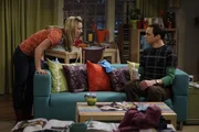 W&auml;hrend Raj, Leonard und Howard in Las Vegas sind, freut sich Sheldon (Jim Parsons, r.) auf seine sturmfreie Bude. Als er Penny (Kaley Cuoco, l.) im Hausflur trifft, bittet er sie, ihn auf keinen Fall zu bel&auml;stigen. Doch leider muss er dann feststellen, dass er seinen Wohnungsschl&uuml;ssel in der Wohnung vergessen hat und somit gezwungen ist, sich bei Penny einzunisten ...