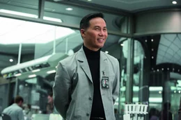 Als der Chefgenetiker Dr. Henry Wu (B.D. Wong) dem Chef der Jurassic World offenbart, dass bei der Vermischung der unterschiedlichen DNS ein Dinosaurier mit ungeahnten F&auml;higkeiten entstanden ist, d&auml;mmert es den Verantwortlichen, mit welchem grausamen und vor allem intelligenten Raubtier sie es nun zu tun haben und dieses l&auml;uft auch noch frei herum ...