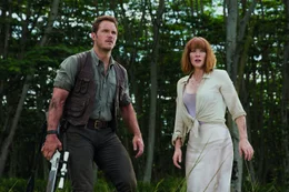 K&ouml;nnen Wildh&uuml;ter Owen Grady (Chris Pratt, l.) und Park Leiterin Claire Dearing (Bryce Dallas Howard, r.) den gef&auml;hrlichen Indominus Rex aufhalten und das Leben von Claires Neffen sowie vieler Parkbesucher und -mitarbeiter retten?