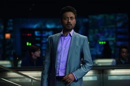 Vor 22 Jahren wurde der alte Jurassic Park geschlossen. Jetzt will Simon Masrani (Irrfan Khan) einen neuen, verbesserten Park den Besuchern bieten, die Jurassic World. Doch auch dieses Mal habe die Menschen die Raubtiere nicht bedingungslos unter Kontrolle ...