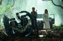 Auf der Suche nach Claires Neffen, machen Owen (Chris Pratt, l.) und Claire (Bryce Dallas Howard, r.) eine grausame Entdeckung, denn der entflohene Indominus Rex ist noch viel gef&auml;hrlicher als alle bisher dachten ...
