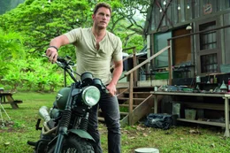 Der Wildh&uuml;ter und ehemalige Navy-Soldat Owen Grady (Chris Pratt) arbeitet in Jurassic World mit einem Rudel Velociraptoren und hat es sogar geschafft, sich dort als Alphatier zu etablieren. Doch dann macht ihm der durch DNS-Spielereien erschaffene Indominus Rex einen Strich durch die Rechnung und bringt alle, Menschen und Tiere, in Lebensgefahr ...