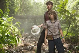 Die beiden Jungen Zach (Nick Robinson, l.) und Gray (Ty Simpkins, r.) hatten sich auf ein Abenteuer in Jurassic World gefreut, doch dann wird der Besuch bei ihrer Tante Claire zu einem Kampf um Leben und Tod ...