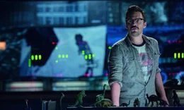 Auch der im Kontrollzentrum der Jurassic World arbeitende Lowery (Jake Johnson) erkennt zu sp&auml;t, welch gro&szlig;e Gefahr von dem neu gez&uuml;chteten Dinosaurier ausgeht ...