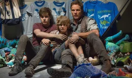 K&auml;mpfen ums pure &Uuml;berleben: die Br&uuml;der Zach (Nick Robinson, l.) und Gray (Ty Simpkins, M.) und der Wildh&uuml;ter Owen (Chris Pratt, r.) ...