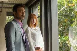 Stolz will die Leiterin des Parks, Claire Dearing (Bryce Dallas Howard, r.), ihrem Chef, Simon Masrani (Irrfan Khan, l.), den k&uuml;nstlich geschaffenen Hybriden Indominus Rex vorstellen. Doch sie haben die St&auml;rke und Intelligenz des Raubtieres untersch&auml;tzt ...